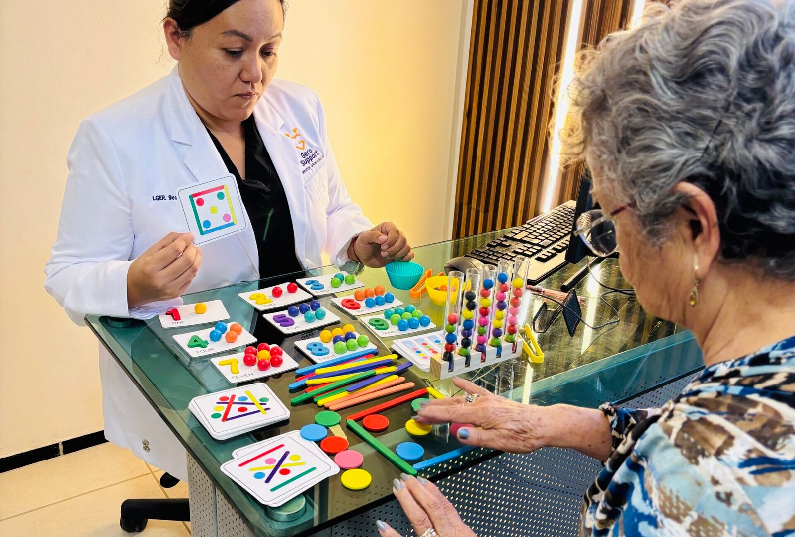 Sesión de estimulación cognitiva para adultos mayores en Gero Support, Guadalajara